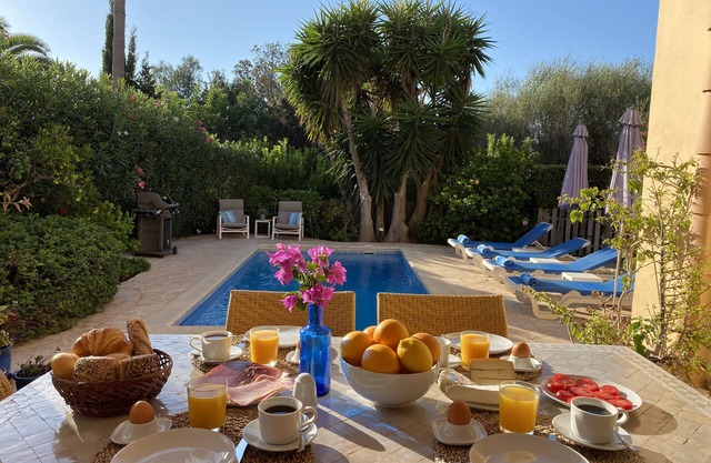 Maison de vacances avec piscine, jardin, vue sur la mer, la plage, une connexion Wi-Fi, terrasses, barbecue à gaz