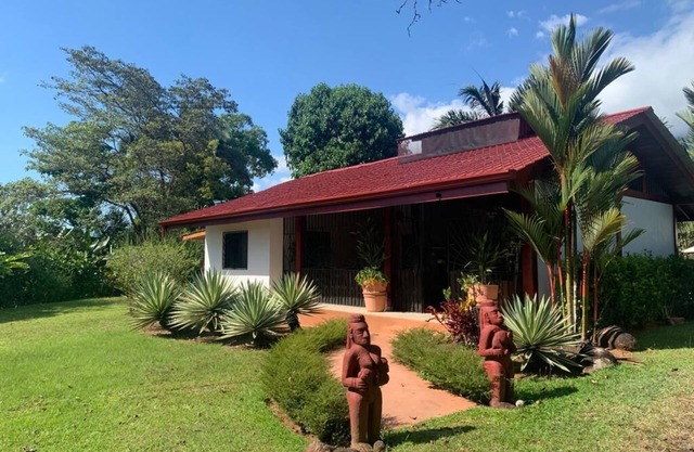 MAISON AVEC JARDIN EXOTIQUE ET PISCINE PRIVEE A 5MN DE TOUS LES COMMERCES