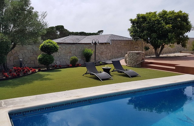Maison avec jardin et piscine privée, terrain de basket, wifi. Sur la Costa Brava.