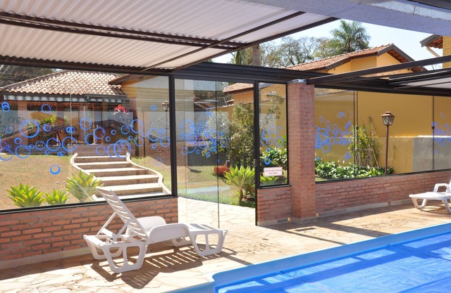 Maison avec piscine chauffée et plafond escamotable pour l'hébergement à Brotas.