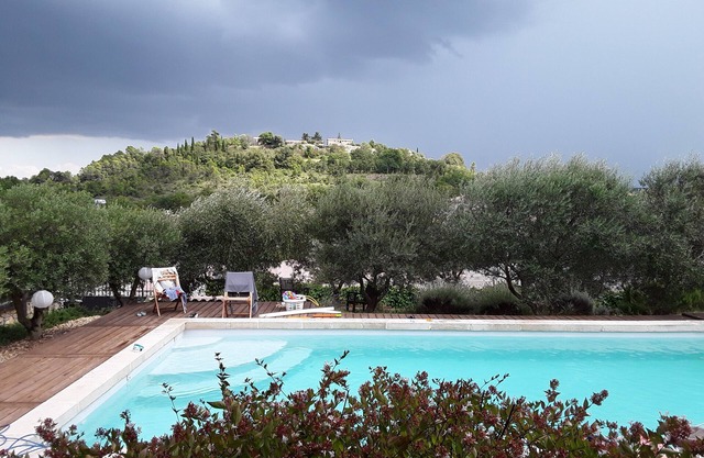 Maison avec piscine chauffée et vue superbe sur Lussan