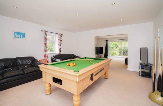 SpaHome with Hottub, Sauna, bbq & Pool Table