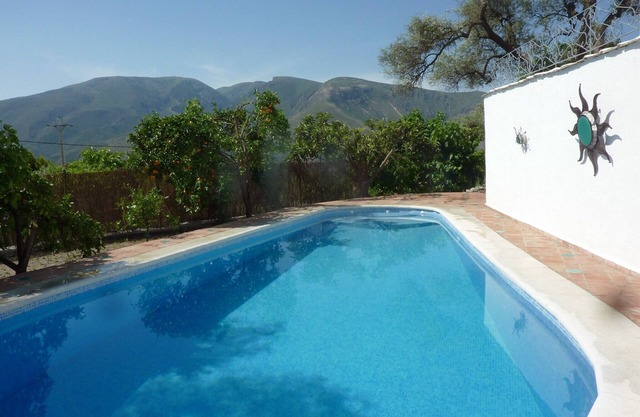 Bonheur rural! Maison avec piscine privée, 5 min à pied de la ville, air conditionné, Wifi