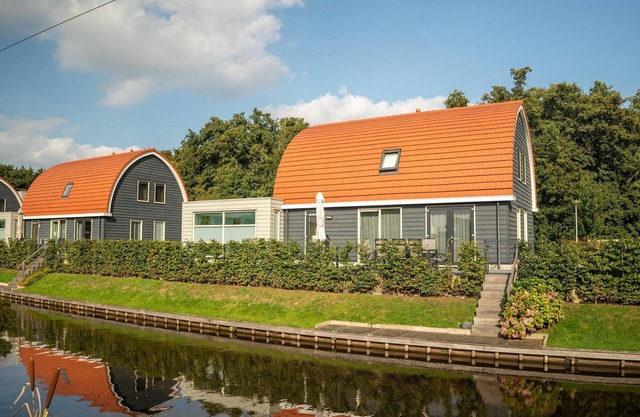 Maison avec piscine et sauna, au bord de l'eau