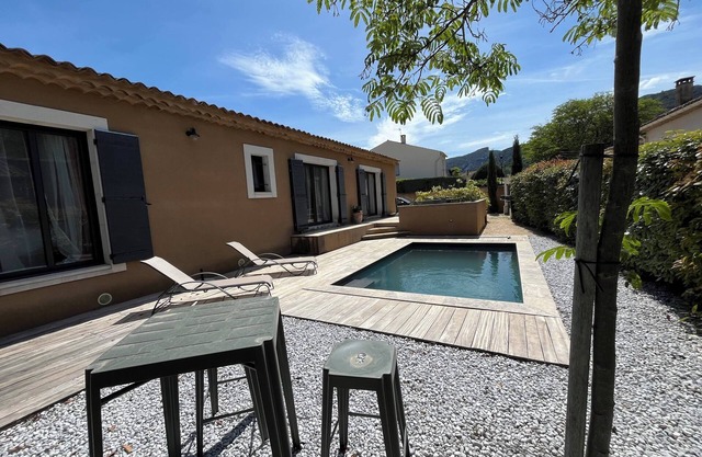 Maison de village avec piscine au pied du Luberon