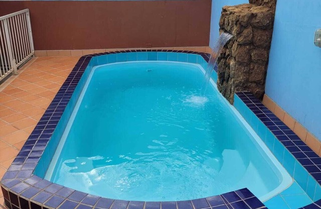 House with pool (quiet neighborhood)