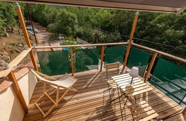 House with pool in the heart of green Provence