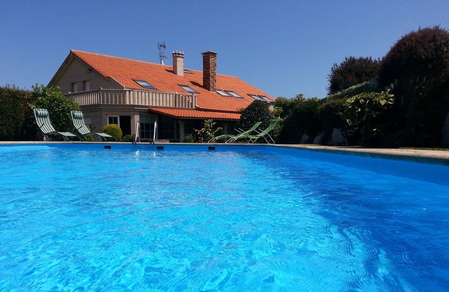 Maison avec piscine à Razo.