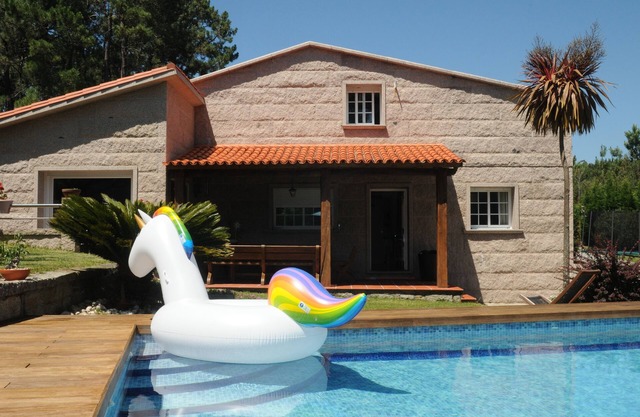 Maison avec piscine à côté de la plage