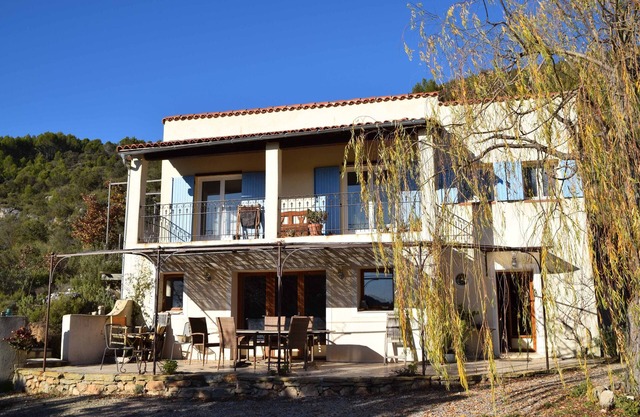 Maison avec piscine sur la colline