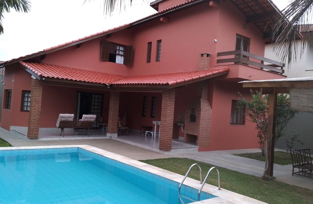 MAISON AVEC PISCINE ET KIOSQUE (4 DORMITOIRES / 3 SALLES DE BAINS)