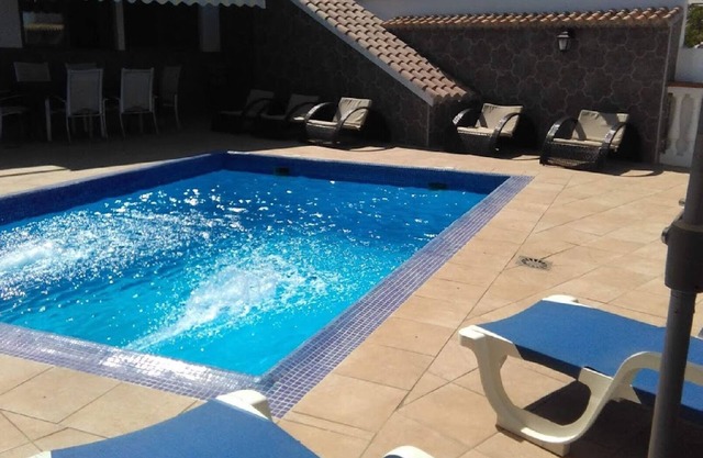 MAISON AVEC PISCINE, VUE, WIFI, JEUX, SALON AVEC CHEMINÉE