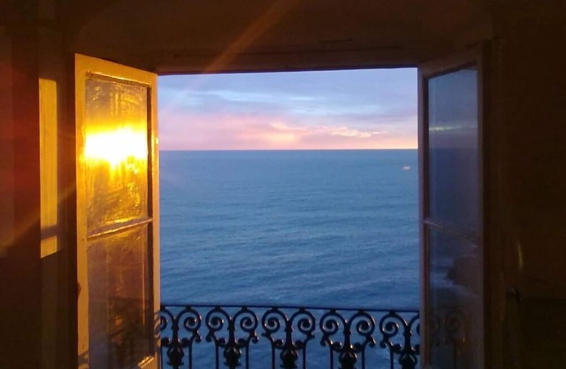Maison avec terrasse perchée sur la falaise, accès à la mer, plage à 15mi