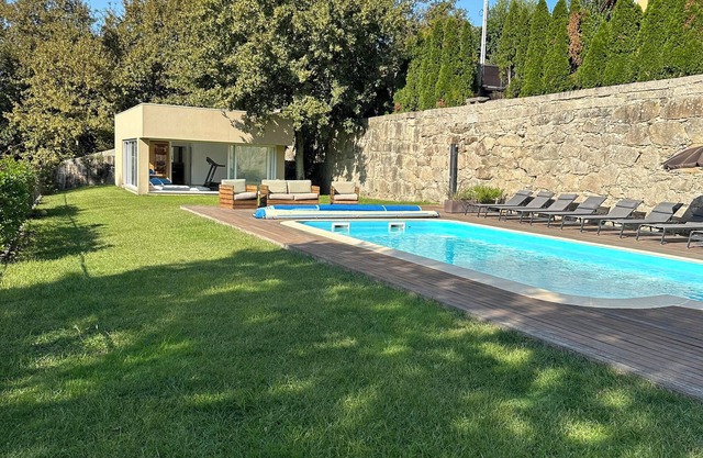 House with views over the River Tâmega, Spa and swimming pool. Pets accepted