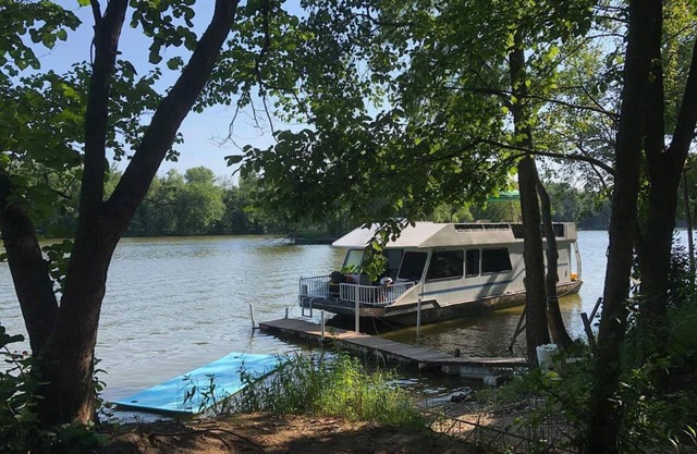 Péniche sur la rivière Grand sur un terrain boisé privé