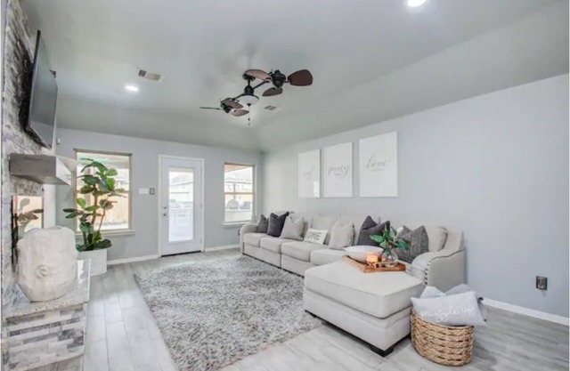 Houston Sophisticated 4 room home W/Backyard Escape