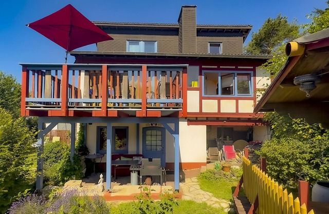 Comment dans le ciel, maison colorée sur une colline avec vue imprenable sur la Ederta
