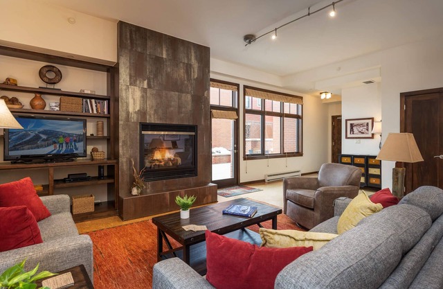 Condo de luxe dans le centre-ville | Patio privé | Des étapes pour tout! | Décor chic et moderne