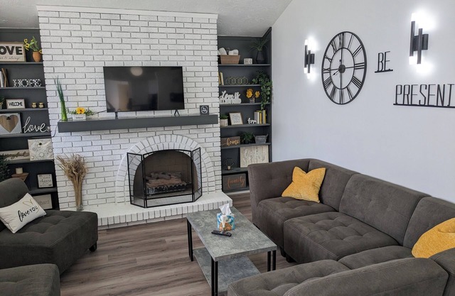Cozy Sovereign House/HTUB/Game Room/Garage PKNG/BackYard