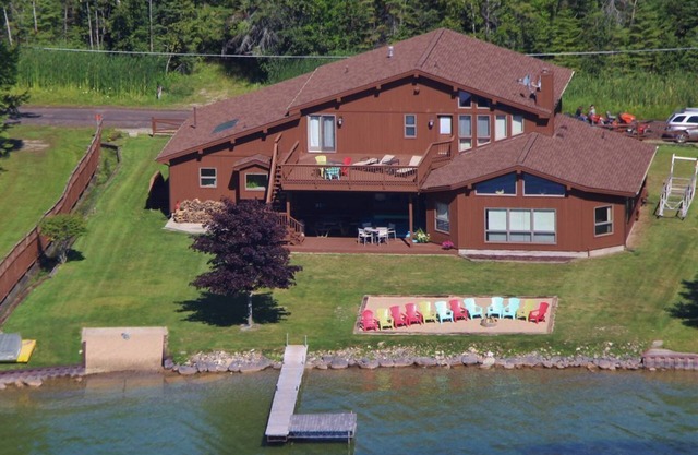 Propriété riveraine au bord du lac Hubbard 4 chambres / 4 salles de bain - 4400 pieds carrés
