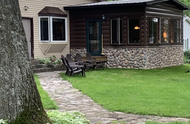 Hubbard Lake West Shore Lakefront Creative Cottage avec vue imprenable