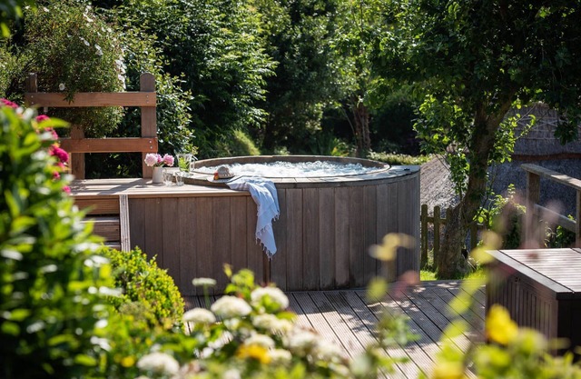 Huckleberry Cottage - a cottage that sleeps 10 guests in 5 bedrooms