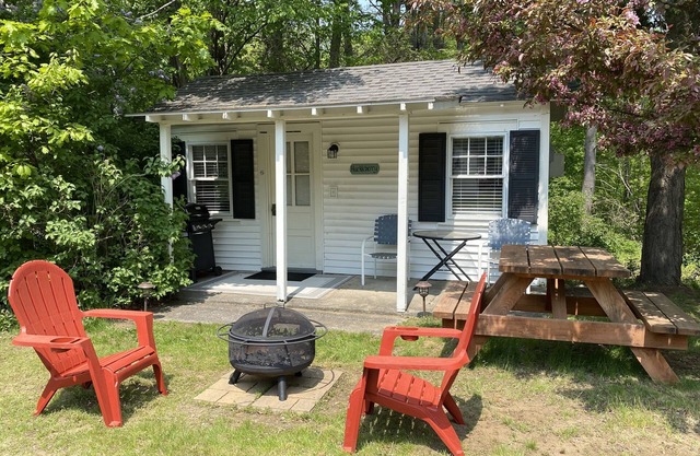 Huckleberry Cottage at Cozy Nook