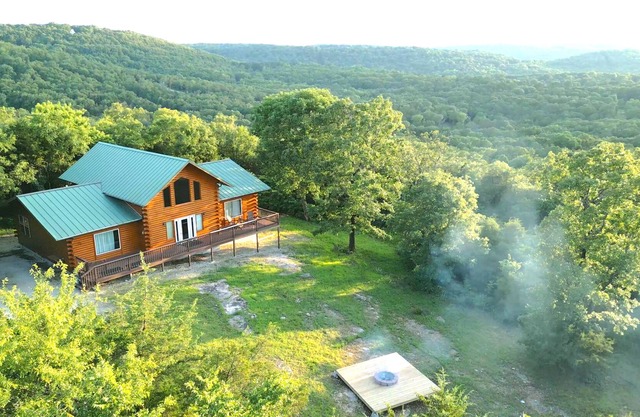 Huckleberry Ridge Log Cabin in Eureka Springs
