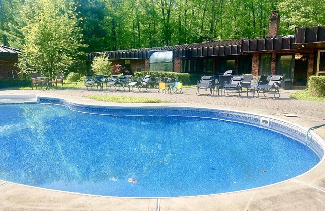 14 acres / 5000 pieds carrés / 22 lits Private Estate Pool Hot Tub Firepit Jeux de nombreux espaces!