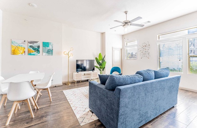 Huge 2BR suite close to Downtown w/ fast WiFi