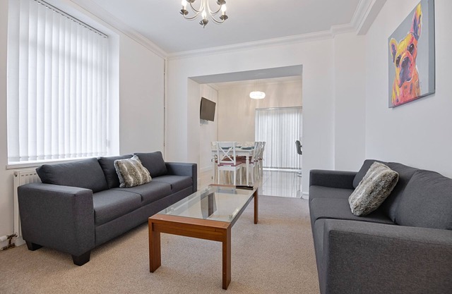 Huge 5 bedroom home, Off road parking, 2 En-suites
