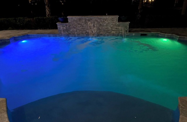 Huge 5 bedroom in Baton Rouge with Pool, Theatre 55m to New Orleans Super Bowl