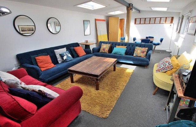 Huge 5* Luxury Waterfront Duplex Houseboat w/cinema room