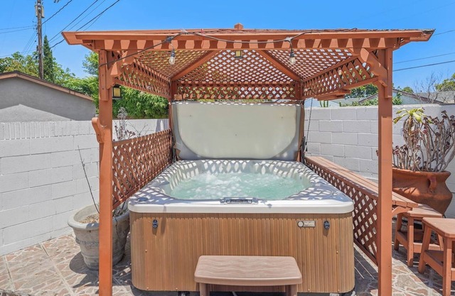 Huge 5BR Jacuzzi 15min to Disneyland Sleeps 18