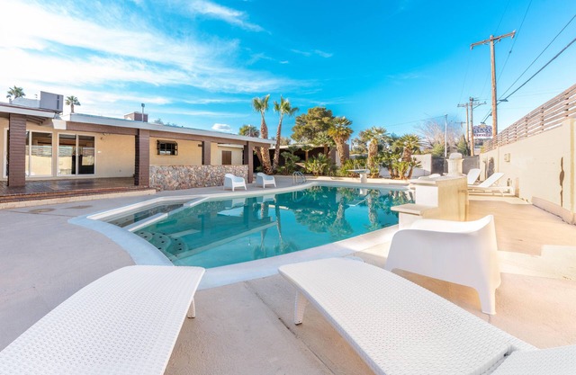 Huge 6 BDR, near the Strip, w/ pool, playroom, 13 beds.