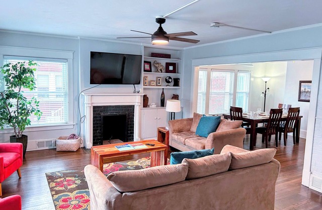 HUGE 6-bed 4-bath house in Erie - perfect for large groups or families