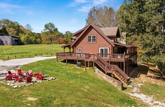 Alpine 8 BR Lodge - Hot Tub, Fire Pit, Ping Pong