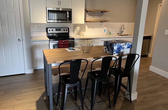 Huge apartment for the DERBY! Washer/Dryer, fully equipped kitchen, 4 beds!!!