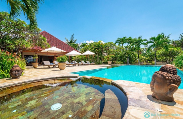 Villa Taman Indah - Immense villa en bord de mer avec accès direct à la plage!