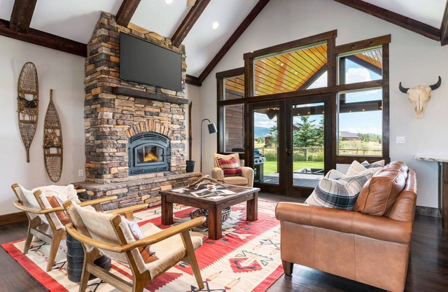 Basecamp Stays: Huge Chalet, Theater, Hot Tub, Gym