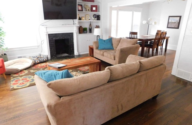 Huge Cozy Updated home close to everything in Erie