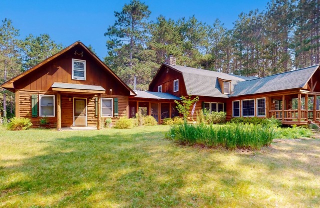 Huge dog-friendly cabin with large outdoor spaces, 2 kitchens, & game room