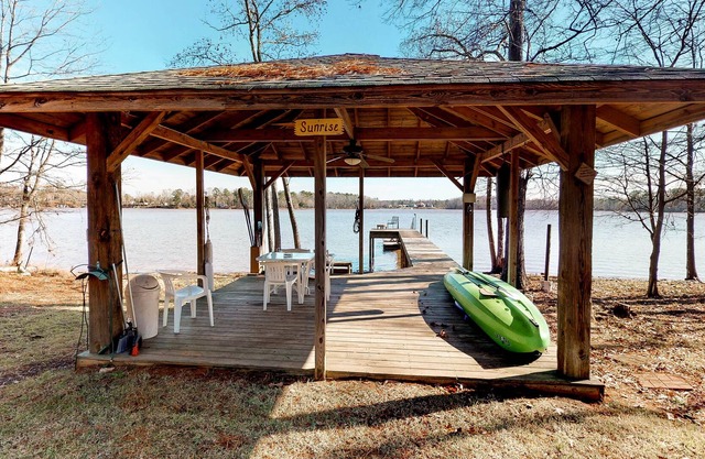 Immense cabine au bord de l'eau avec quai privé, structure de jeu et foyer - adapté aux chiens!