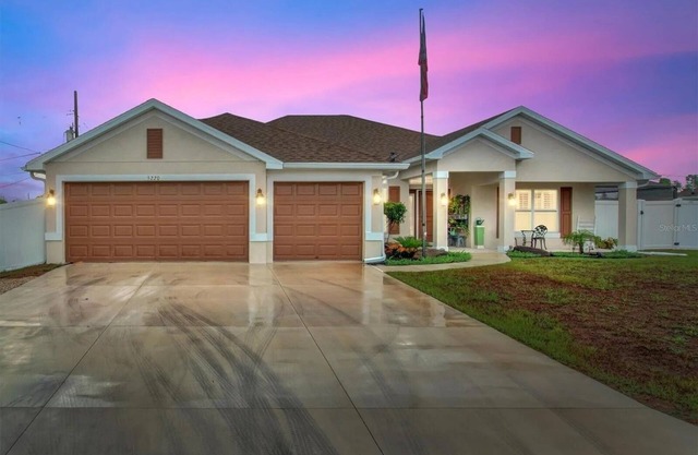 Venice Oasis: Nearly New 5 Bdr, 3 bath. 7 Min to Beach, Sleeps 11, Private Pool!