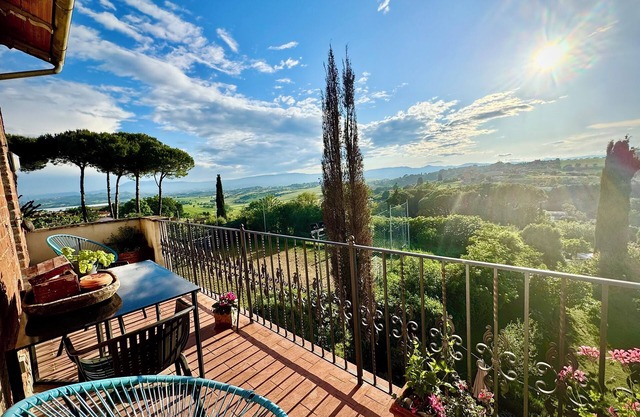 Magnifique villa de 6 lits située à la frontière entre la Toscane et l’Ombrie. Une vue imprenable. Vie locale