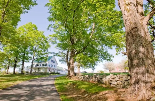 Huge Farmhouse in the heart of Southern Maine - Close to Mountains and lakes!