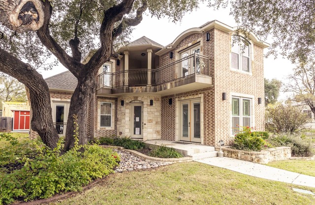 SPACIEUSE HOME / GRANDS GROUPES / 6BDRM / 4BA / 11BEDS / EMPLACEMENT IDÉAL / FRANKLIN BBQ!