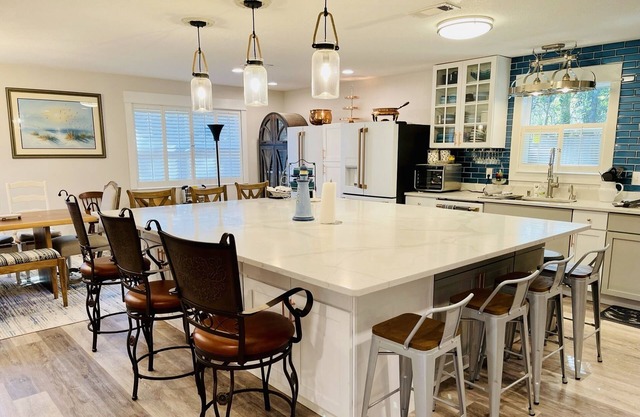 HUGE Home with POOL, Sauna, short drive to the BEACH! Sleeps 10 Central Location