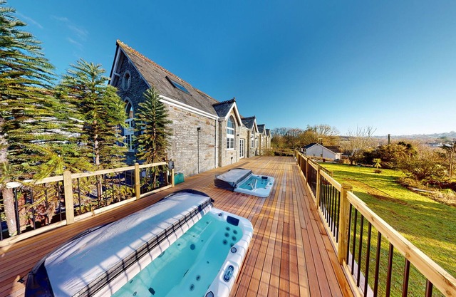 HUGE HOUSE DEVON - HOT TUB - PLAY AREA - GAMES ROOM - PARKING