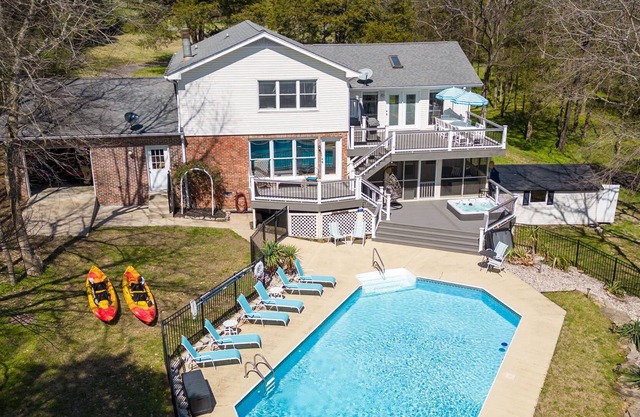 Huge Lake house with Pool, Hot Tub & Fire Pit… near Nashville!!!